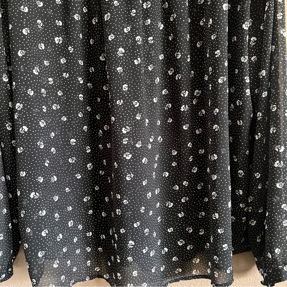 Torrid Black Pleated Long Sleeve Floral Blouse Size 3 - Picture 9 of 10